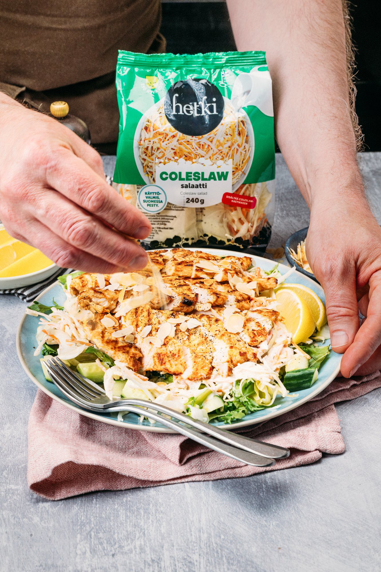 Coleslaw-kanasalaatti paahdetuilla manteleilla
